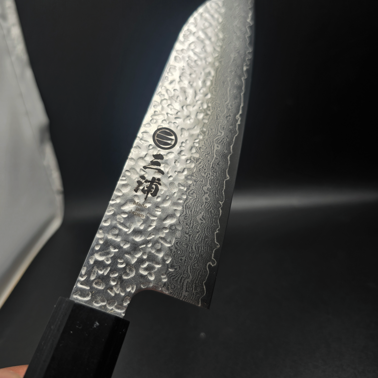 JAPONES: SANTOKU 165mm DAMASCO MARTILLADO VG-10 MANGO EN PAKKAWOOD NEGRA