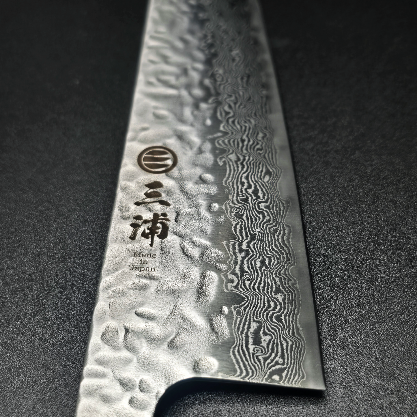 JAPONES: GYUTO 210mm DAMASCO MARTILLADO AUS-10 MANGO EN MAGNOLIA