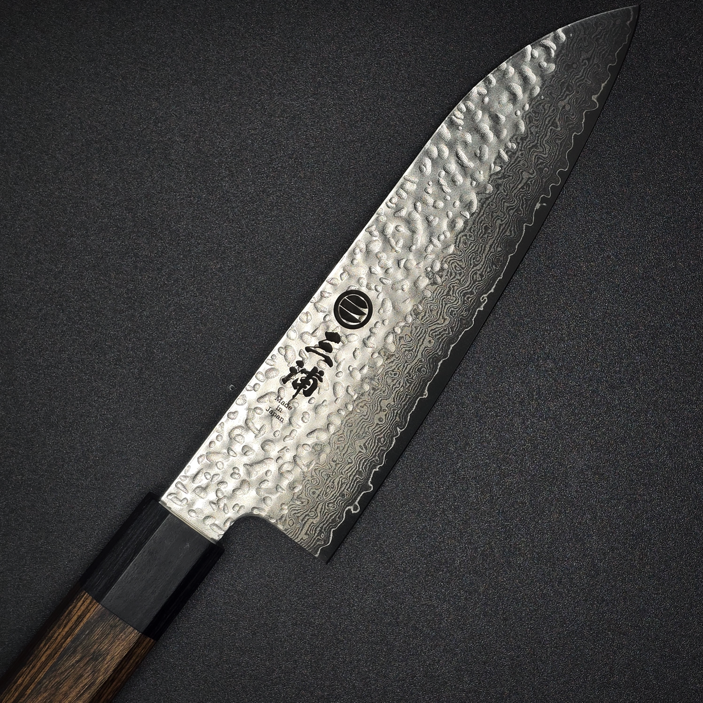 JAPONES: SANTOKU 165mm DAMASCO MARTILLADO VG-10 MANGO EN PAKKAWOOD NEGRA