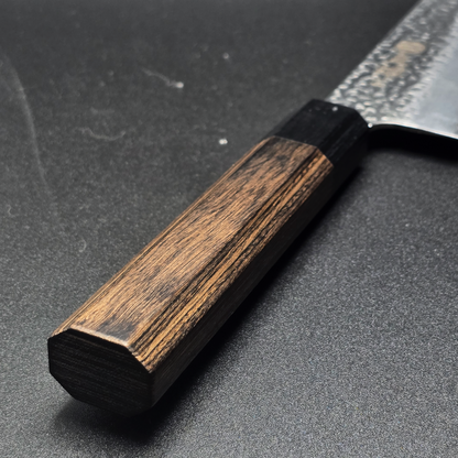 JAPONES: SANTOKU 165mm DAMASCO MARTILLADO VG-10 MANGO EN PAKKAWOOD NEGRA