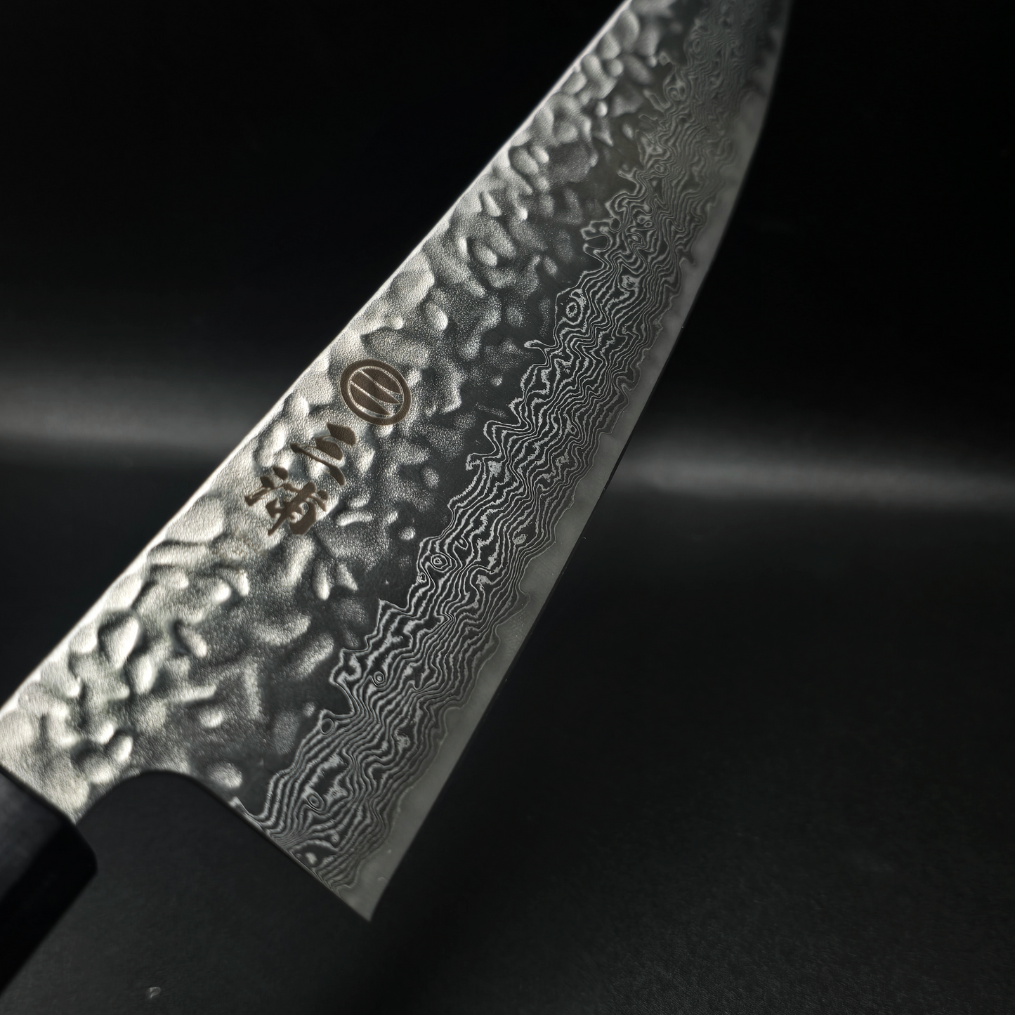 JAPONES: GYUTO 210mm DAMASCO MARTILLADO AUS-10 MANGO EN MAGNOLIA