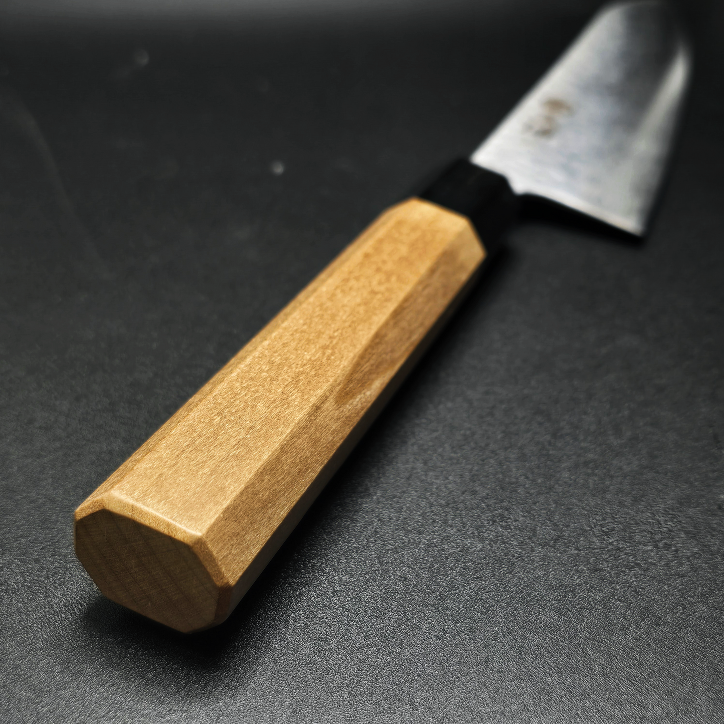 JAPONES: GYUTO 210mm DAMASCO MARTILLADO AUS-10 MANGO EN MAGNOLIA